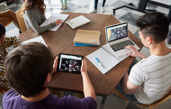 A meeting with people using different types of devices, showing how Modern Workspace enhances collaboration.